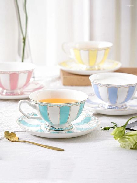 Coppe Saucers Cupi di caffè europea e piattino inglese Set da tè pomeridiano set da tè osseo Tazas de Cafe Regali per bevande a casa rosa blu rosa