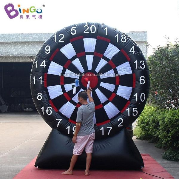 Fabrik Outlet 4M Height Werbung aufblasbarer Sportspiel Inflation Dart Board Shooting Event für Kinder Erwachsene Spiel mit Luftgebläsespielzeug Sportarten