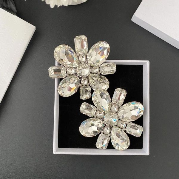 Brincos de breolding de designer marca Crystal Flower Luxuring Brincho grande Earclip Mulheres de alta qualidade Europa America Jewelless Trends