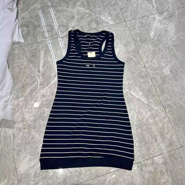 Designerinnen -Frauen Tanks Camis 2024 Frühlings-/Sommer -Neuproduktbrief Jacquard Stripe Kontrast würziges Mädchen Alter Reduzierende Stil Stick