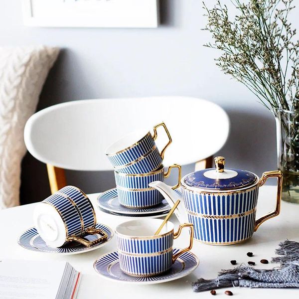Tazze piattini 13ps set di caffè di lusso completo set creativo in ceramica da tè da tè al piattino da regalo con cucchiaio in acciaio inossidabile