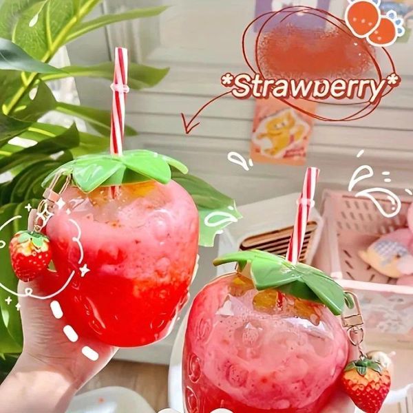 Wasserflaschen süßer transparenter Erdbeer -Becher mit Deckel und Stroh Kawaii Plastikbecher Online -Promi Creative Obstflasche Party