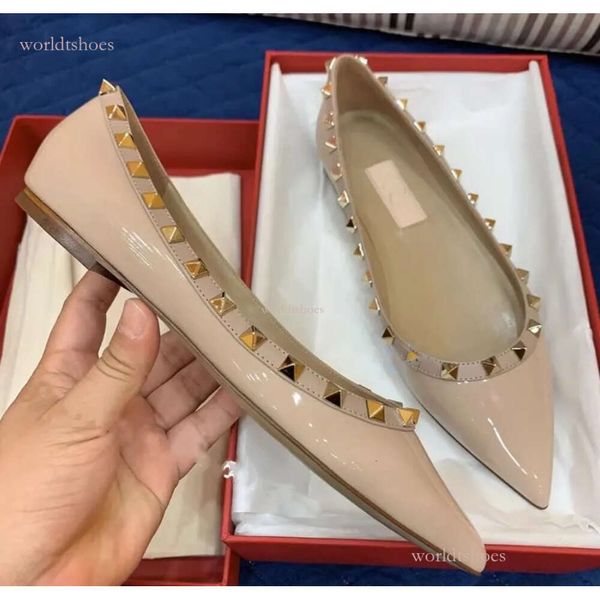 2024 Designer di nuove scarpe formali da donna Sandali a rivetta sexy designer di rivoni puntati di punta nudo rivetti per matrimoni flat di scarpe da donna di grandi dimensioni