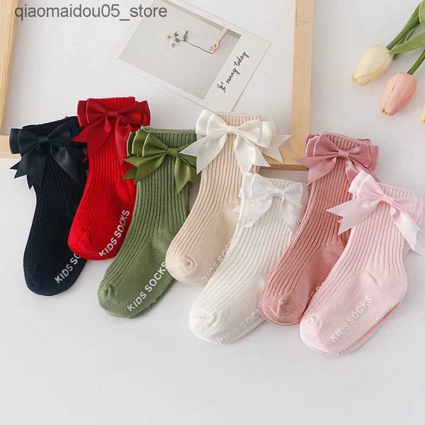 Kinder Socken Vorschule Socken Baby Accessoires Süßes Mädchen Bogen Anti -Schlupf -Boden Socken Kinder mittlere Röhrchen Baumwollsocken Baby Neugeborene Jungen Kleidung Q240413