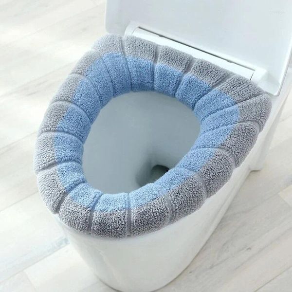 Крышка сиденья туалета покрывает теплый мягкий акриловый коврик для домашнего декор с близлежащим ковром