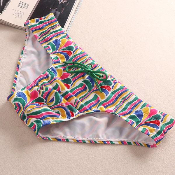 Herren Schwimmschilde Triangle Bikini sexy Badebadkleidung Trunks Kurzstrandbrett tragen mutige Person Solid Badeanzug 240410