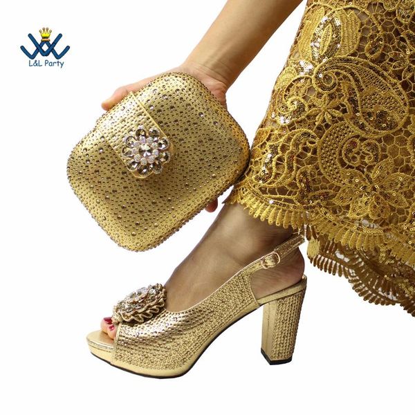 Sapatos de vestido Design Peep Toe Toe Africano Spring Autumn Lady and Bag Set em Gold Color Women Sandal Wedding