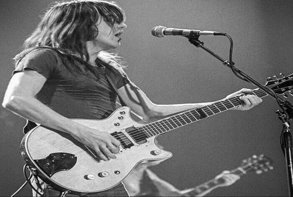 Salute Malcolm Young The Canavar Çift Jet ACDC Tribute Kalıntısı Doğal SG SG Sarım Köprüsü Grover Tuner Bishop 3380136