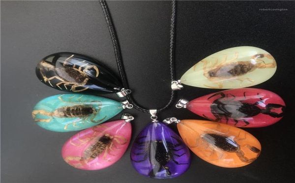 Anhänger Halsketten 12pcs natürliche Insektenfluoreszenz Halskette Schwarzer Skorpion Luminous Glow im Dark Jewelry Party Geschenk Whole15895520
