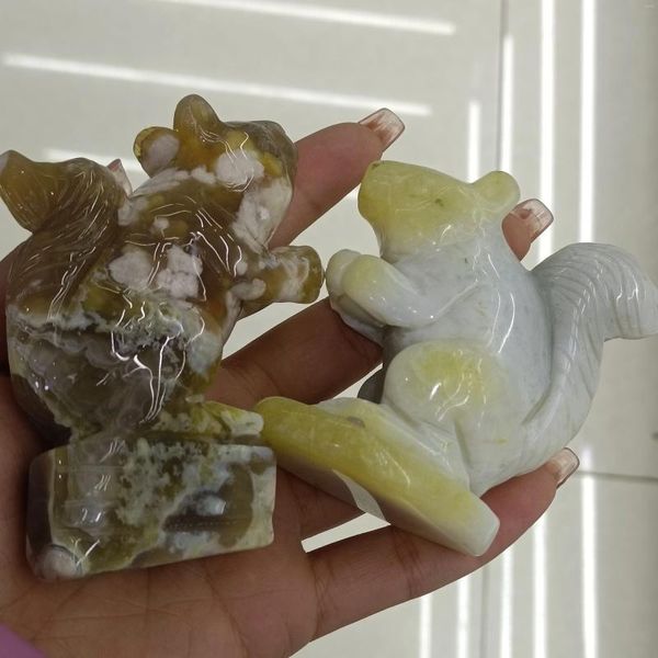 Figurine decorative da 1 pc cristalli naturali fiore di ciliegio intaglio antico intagliato sardonyx scoiattolo pietre di palma giocattoli decorazioni per la casa guarigione
