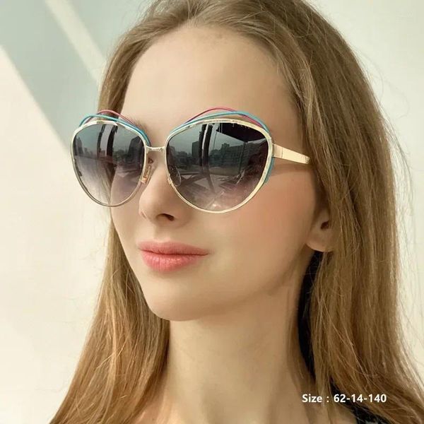 Güneş Gözlüğü 2024 Moda Renk Çizgisi Dekoratif Metal Çerçeve Kadınların Açık Plaj Seyahat UV Koruyucu Gözlük Süper