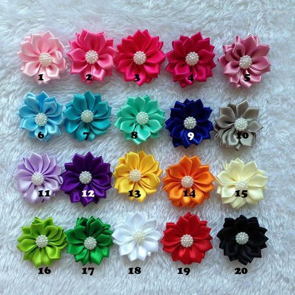 Flores decorativas 4cm de alta qualidade Rosas de fita de cetim pequenas com pérolas com estames de ginástica de cabelo de cabelos apliques scrapbooking de flores de costura