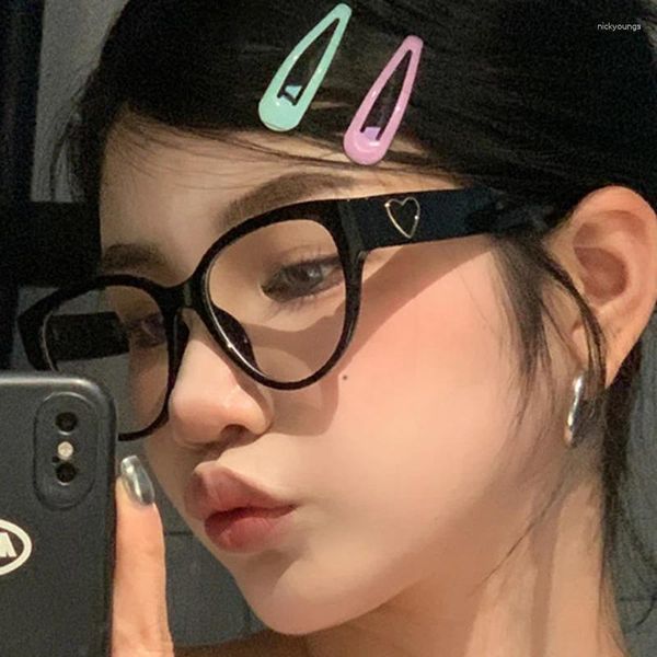 Occhiali da sole Donne del cuore vintage da donna coreano da maschere designer di brander occhiali da sole nero lente maschio femmina Uv400
