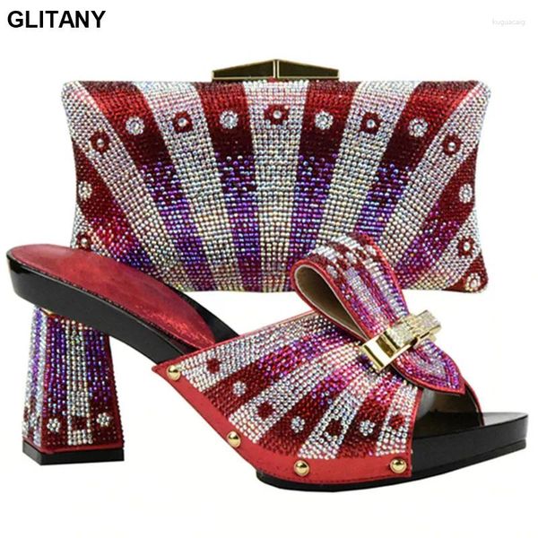 Scarpe eleganti rosse e borsa per abbinare il set africano italiano per feste in donne abbinate
