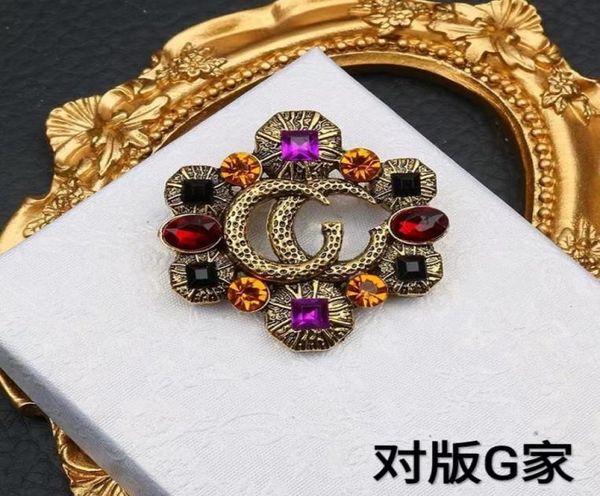 Cartas de designer de marca Broche Fashion Famous G Double Letter Broches Ruby Crystal Pearl Luxury Casais Individualidade Rhinestone S7522979