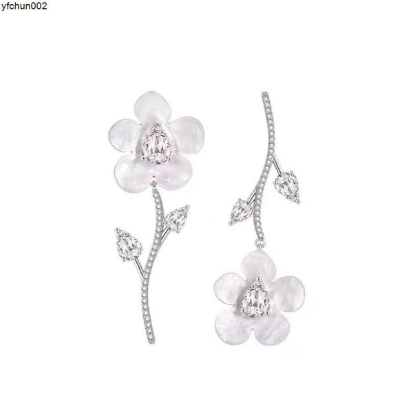 Designer Summer Flower Series White Orecchini per donne con un ago d'argento di alta qualità di design unico I29J