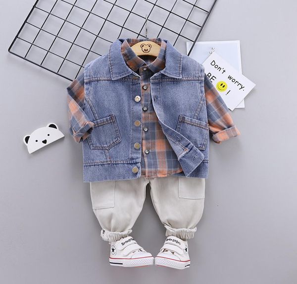 2021 Neugeborene Spring Boy Sets kariertes Hemd Jeans Jacke Hose Drei Anzug Anzüge für Baby -Jungen Kleidung Set von 4AAA14492929