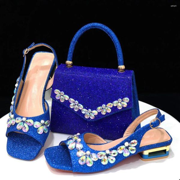 Scarpe eleganti donne blu blu e borse set per abbinare sandali estivi per donne africane con tacchi inferiori sandali femmini frizione cr388