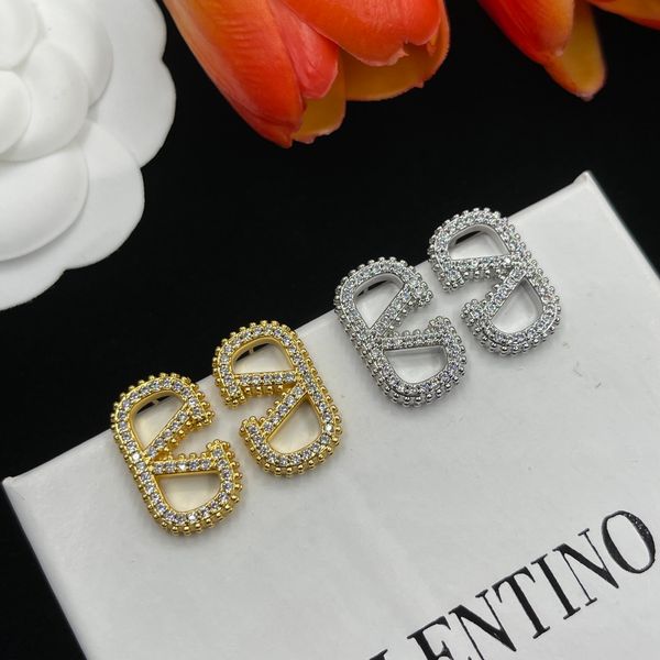 Lüks marka mektupları tasarımcı saplama küpe tasarımcısı kadınlar için küpe 18k altın saplamalar zarif kasnak elmas kristal küpeler yüzük parti mücevher aksesuarları