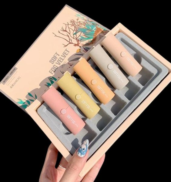 Das Matte Samt Lippenstift -Set hat eine dünne und langlebige Textur und eine kleine Probenbox, die die Tasse nicht einfach belastet. 05786095239