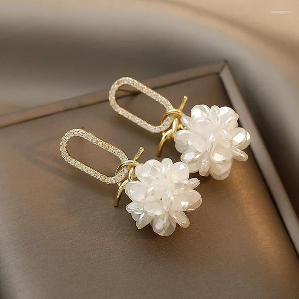 Gestüt Ohrringe Ladies Luxus lang Blütenblumen handgefertigte Perlenperlen koreanische Mode glänzende weiße Frauen eleganter süßer Schmuck