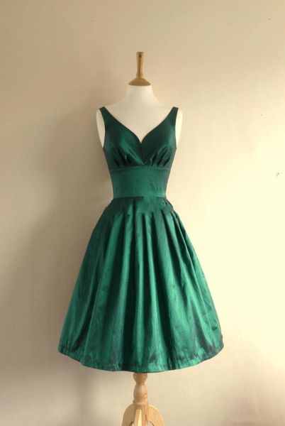 2018 Emerald Green Taffeta Prom Elbiseler Diz Uzunluk Seksi Vneck Kısa Nedime Elbise Parti Homecoming Gowns2216385