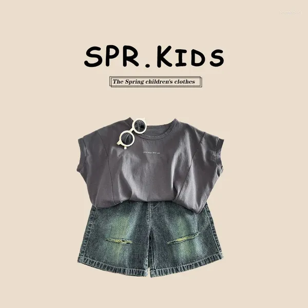 Roupas Defina o verão coreano 2024 crianças menino 2pcs roupas definidas por letra de letra sem mangas do traje gradiente hole jeans shorts roupas de criança