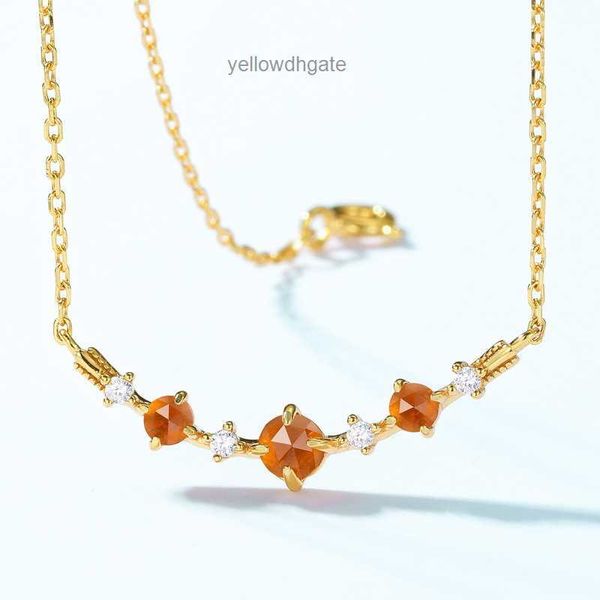 Neue minimalistische geometrische orangefarbene Granatapfel -Halskette mit einer leichten und luxuriösen Temperament Colarbone -Kette