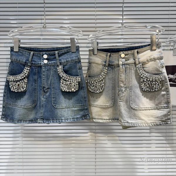 Röcke 2024 Frühlings- und Sommernische Schwere Industrie große Partikel -Strass -Tasche polierter weißer Jeansrock Hip für Frauen