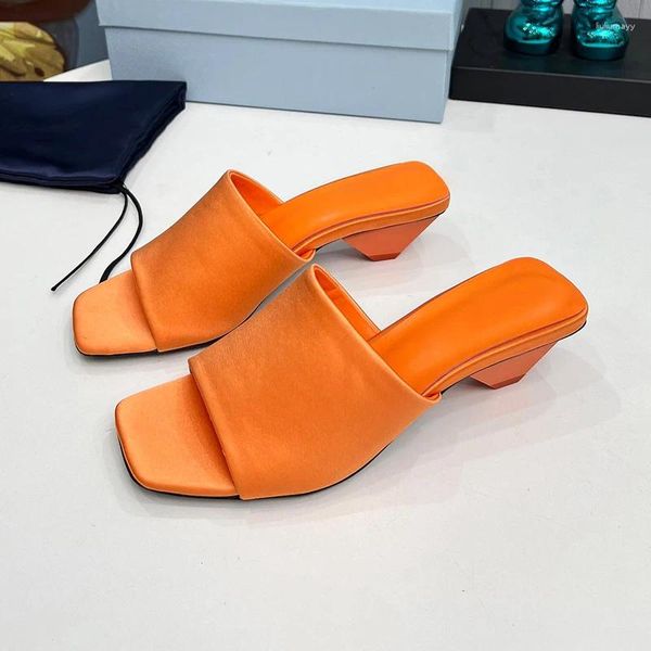 Pantofole a livello di alto livello Summer Solid Colors Solid Colors Upper Heel Sandals Materiale Satinato Pompe da donna a testa quadrata