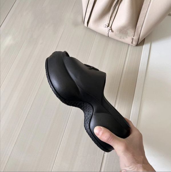 Designer Senior Sense pantofole Slifori aletti spessi Summer Nuovi prodotti Flip-Flop Altezza Aumentare Non slip esterno usura moda