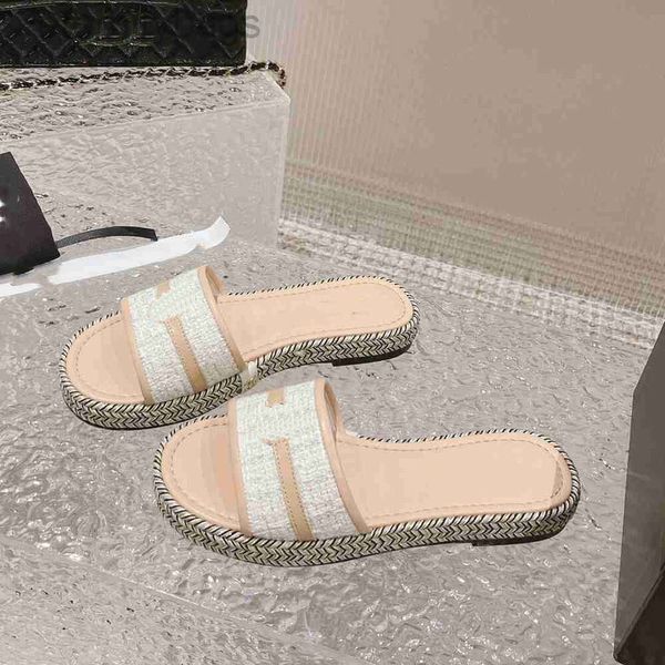 Sapatos de canal Sandálias de designer feminino Verão Slippers de luxo de luxo Ringer cadeia de campainha preta branca damasco color