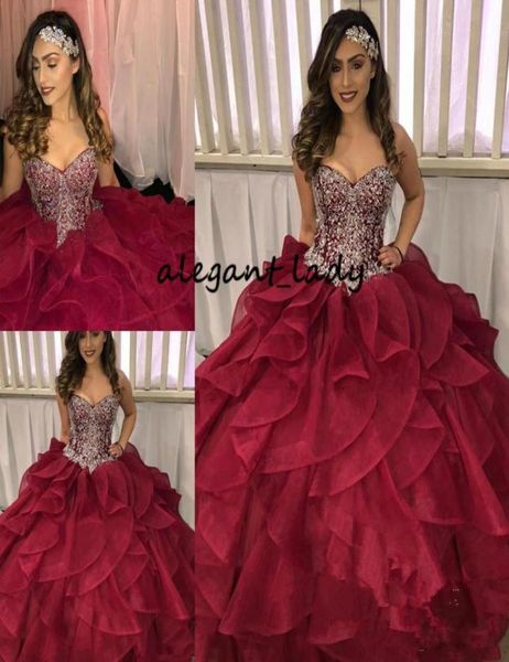 Ruffles em camadas Ruffles Quinceanera Pageant deslumbrante Crystal Silver Rhinestone Borgonha Organza Vestido de baile de baile para 8091208