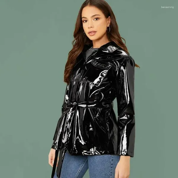 Jackets femininos femininos femininos de couro falsificado PVC Shiny Casat com cinto damas molhadas look preto sobretudo jaqueta de bolso patente Custom Elegant 2024