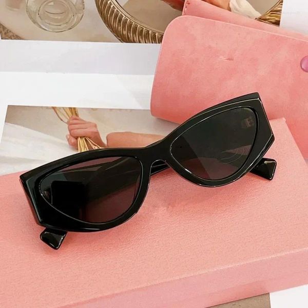 Occhiali da sole 2024 Designer di marchi Retro Frame per donne Vu400 Shadow Cute e sexy Black Girls Triangle