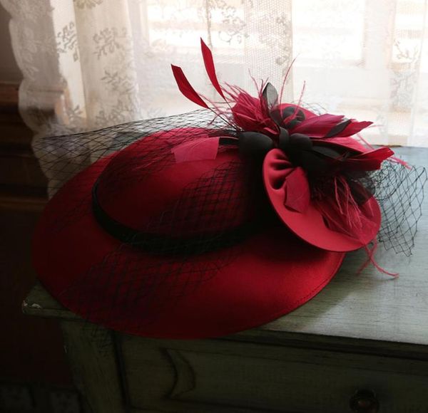 Burgundy Beyaz Peçe Düğün Şapkası Peri Çiçek Mesh Faşator Fedora Hat Zarif Bayanlar Kokteyl Gelin Başlıkları 20203147736