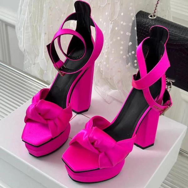 Elbise ayakkabıları yüksek kaliteli 2024 Hentian ipek yay süper topuk su geçirmez platform Kalın Roman Açık Toe Kadın Sandalet