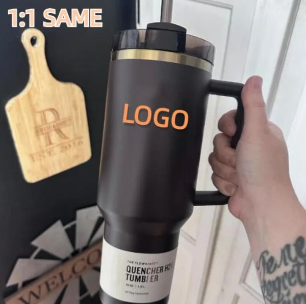 Yeni Çikolata Altın ABD Stok Cosmo Pembe Söndürücü H2.0 Logo ortak markalı 40oz ozlu kupalar, saplı tumbler kapaklı saman paslanmaz çelik kahve sevgililer gün kupası z 4.14