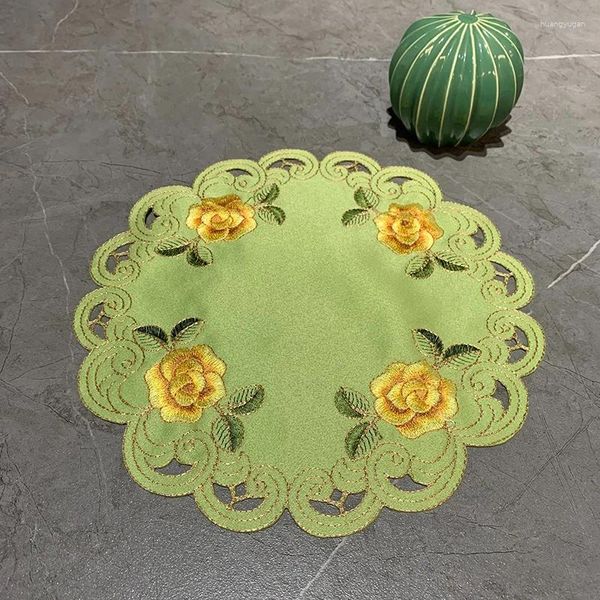 Tischmatten 1pcs Essmatten Tee Tasse mit europäischer pastoraler Stil grüner gestickter Blumendekoration Polyester Stoff Haushalt