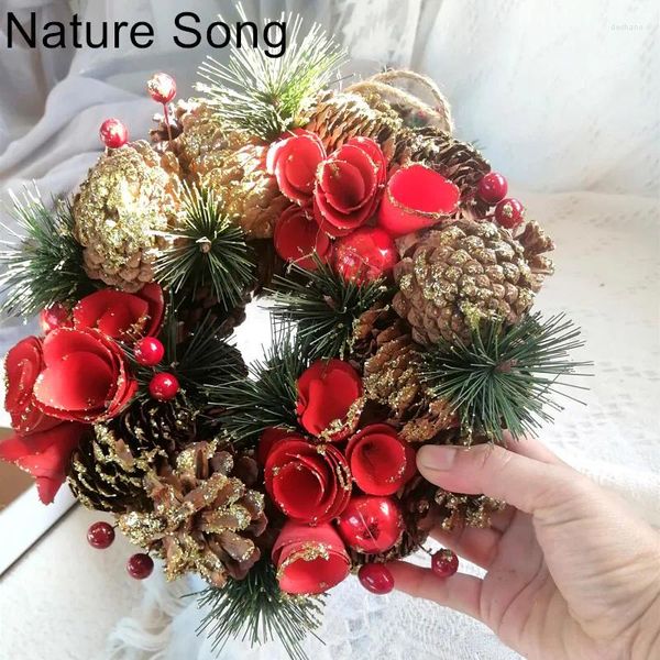 Flores decorativas de pinheiro de Natal e baga de ouro da grinalda vermelha da grinalda