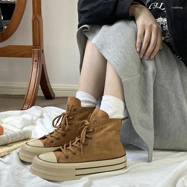 Scarpe casual 2024 di qualità Donne spessa Suncia in pelle scamosciata Stivali corti Stivali Studenti da ragazza più alta Sneaker Sneaker Up Solde Soleggio in lattice morbido