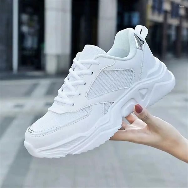Le scarpe casual aumentano in altezza una donna cinese super grande vulcanizzare primavera 2024 tendenze da sneaker da donne esterne