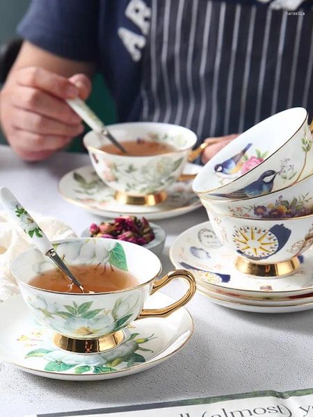 Caffettiera tazza di ceramica set di porcellana floreale piatto in porcellana tè pomeridiano europeo cassetta regalo europea