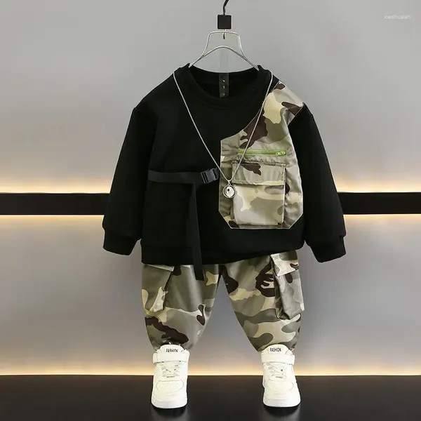 Set di abbigliamento pantaloni per la felpa per ragazzi abiti a due pezzi primaverili primaverili 2024 Corea colorate abiti camo alla moda