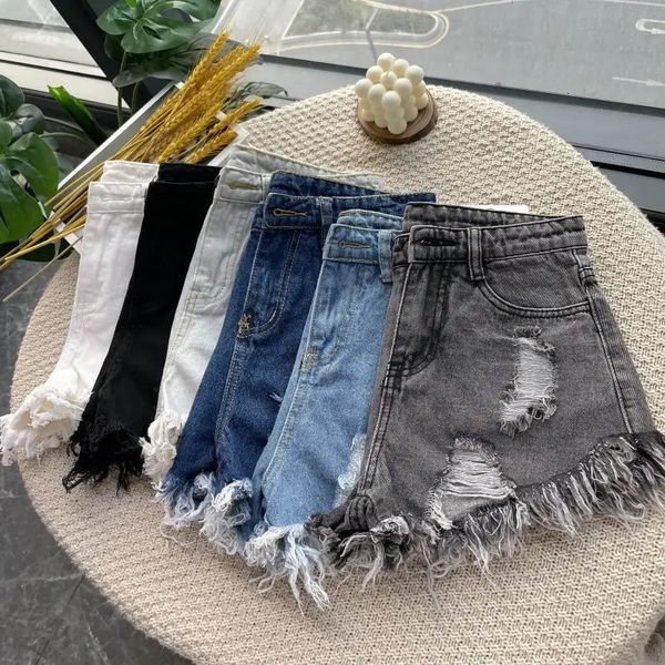 Verão High Caist Tassel Hole Denim Shorts Mulheres Versão coreana da borda crua perna larga larga azul preto jean fêmea 240415