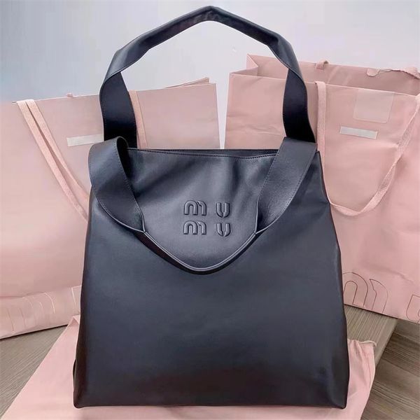 En kaliteli miumiubag lüks tote çanta moda koltuklu debriyaj hobo dükkan çantası tasarımcı çanta kadınlar hafta sonu crossbod omuz pochette erkek deri gece çantalar