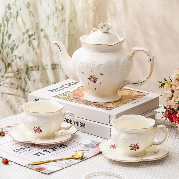 Tassen Europäische Kaffeetasse und Untertasse, die englische Nachmittags Blumentee Familie kleiner luxuriöser eleganter Wasserkessel gesetzt werden