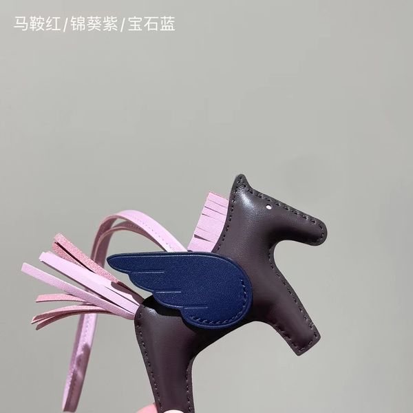 Umhängetaschen Teile Mini Pony Rodeo Ornamente Süßes Frauenbeutel Anhänger High-End-handgemachte Lederschlüsselketten Engel Wings Pferd Accessoires Ornament Orament