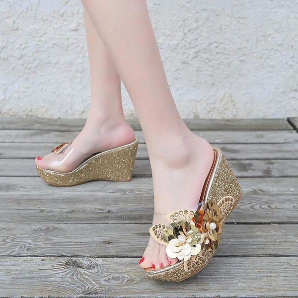 Pantofole maogu tacchi a cuneo sandali femminile 2024 paillettes di strass estiva fiori trasparenti flipflip flipflops scarpe da donna 40