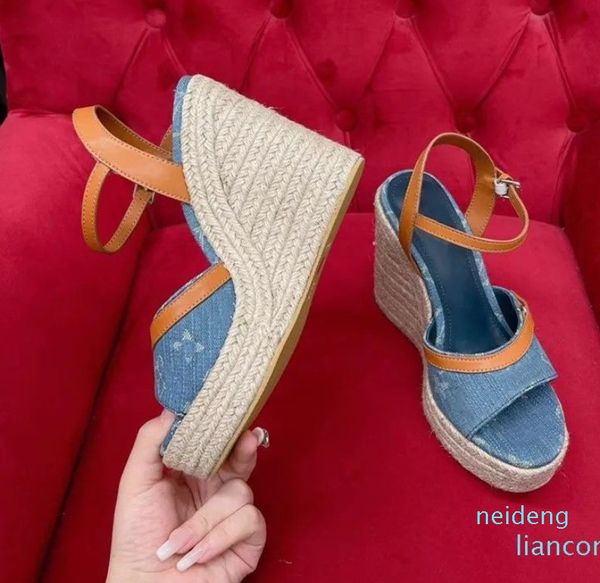Sandals Designer Slifors Scarpe per abiti famosi famosi scarpe da ginnastica Summer Tory 2024